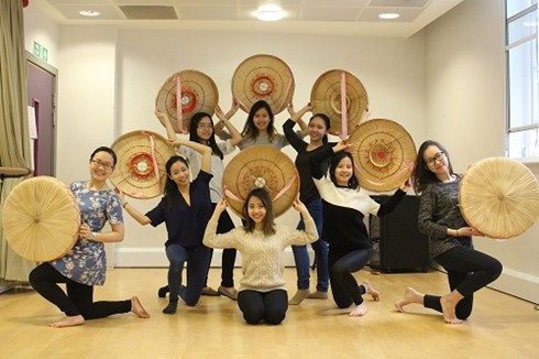 Students in UK promote Vietnamese culture