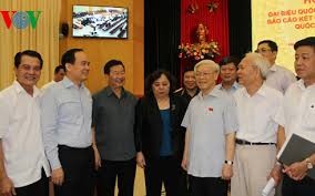 阮富仲与河内市选民接触开展竞选活动