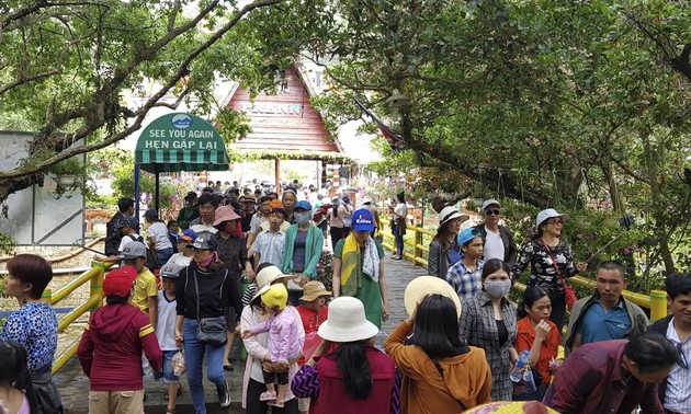 雄王祭祖日期间 大叻市瓯雒庙吸引大批游客