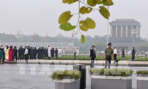 从5月12日起开放接待游客入陵瞻仰胡志明主席遗容