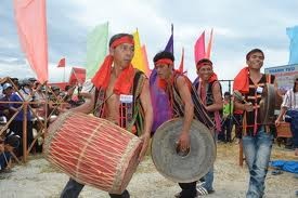 Übermittlung des Gong-Musikinstruments an junge Generation im Dorf Mo Hra