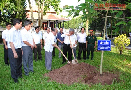 Parlamentspräsident Nguyen Sinh Hung besucht Ton Duc Thang Gedenkstätte