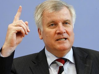 Horst Seehofer ist zum Parteichef der CSU wiedergewählt