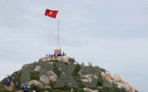 Bau eines Flaggenmastes auf der Phu Quy-Insel