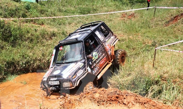 Binh Duong: Start des internationalen Geländewagen-Rennen RFC Vietnam 2015