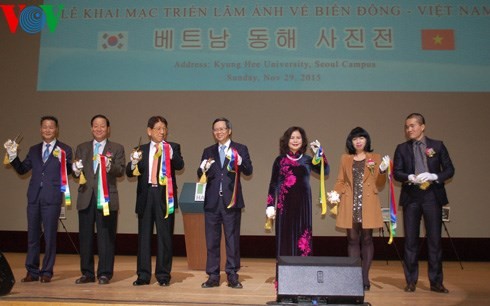 Fotoausstellung in Südkorea über künstlichen Ausbau der Inseln im Ostmeer duch China 