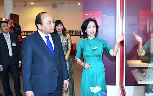 Premierminister Nguyen Xuan Phuc besucht Frauenmuseum