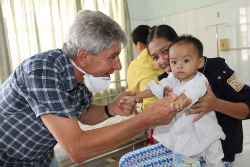 Claus Ruff, der „ein großes Herz” für vietnamesische Herzkrankenkinder hat.