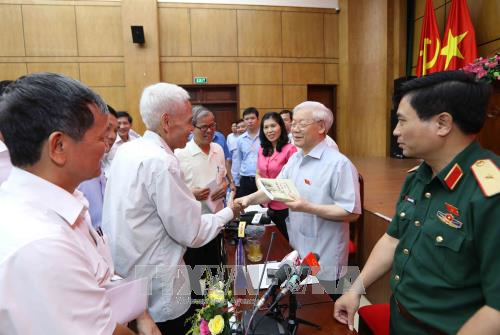 KPV-Generalsekretär Nguyen Phu Trong trifft Wähler in Hanoi