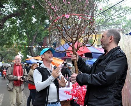 Ausländer feiern in Vietnam Tetfest