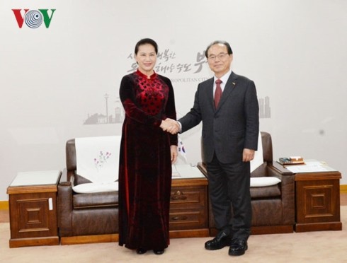 Parlamentspräsidentin Nguyen Thi Kim Ngan empfängt Bürgermeister von Busan