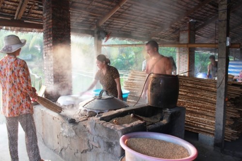 Herstellung von Hu Tieu auf dem schwimmenden Markt Cai Rang in Südvietnam