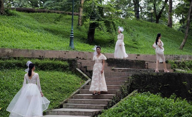 Modenschau im Garten Dien Hong in Hanoi