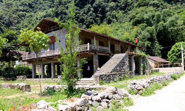 Pfahlhaus aus Stein der Tay im Dorf Khuoi Ky in Cao Bang