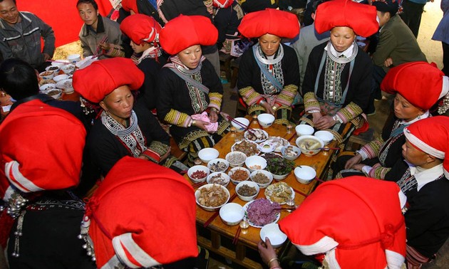 Sitten und Bräuche bei Hochzeit der Roten Dao in Lao Cai