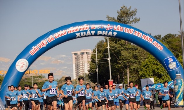 8000 Menschen haben zum Neujahr an Marathon-Lauf teilgenommen