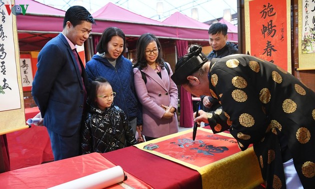 Tausende Menschen besuchen den  Literatur-Tempel in Hanoi