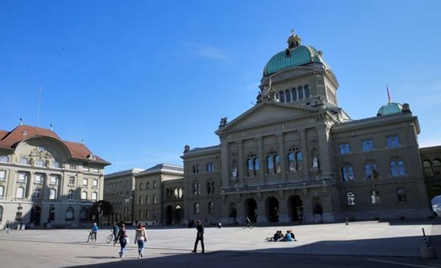 Covid-19: Vertreter des vietnamesischen Außenministeriums in Schweiz helfen Vietnamesen vor Ort