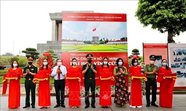 Fotoausstellung über “Ho Chi Minh Mausoleum-Ewige Blüte“