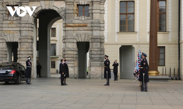 Botschafter Thai Xuan Dung übergibt Beglaubigungsschreiben an tschechischen Staatspräsidenten Milos Zeman