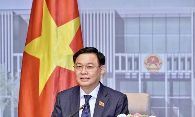 Parlamentspräsident Vuong Dinh Hue gratuliert der Türkei und Tschechien zum Nationalfeiertag