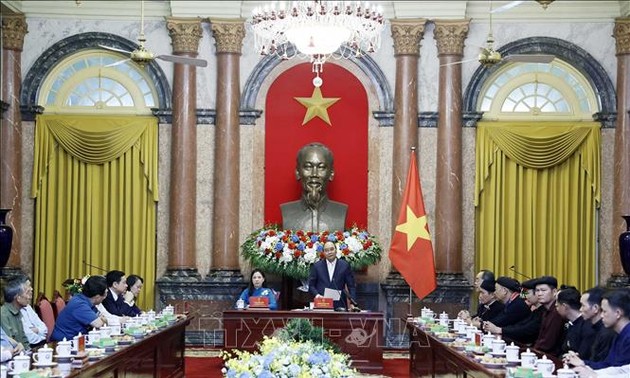 Staatspräsident Nguyen Xuan Phuc trifft Menschen mit hohem Ansehen der Volksgruppen in Tuyen Quang