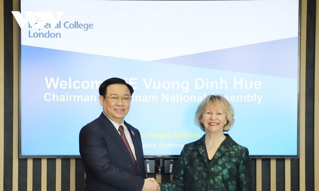 Parlamentspräsident Vuong Dinh Hue trifft Leitung von Imperial College London