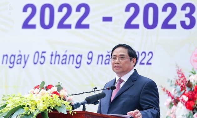 Staatspräsident Nguyen Xuan Phuc und Premierminister Pham Minh Chinh nehmen am Schulanfang teil