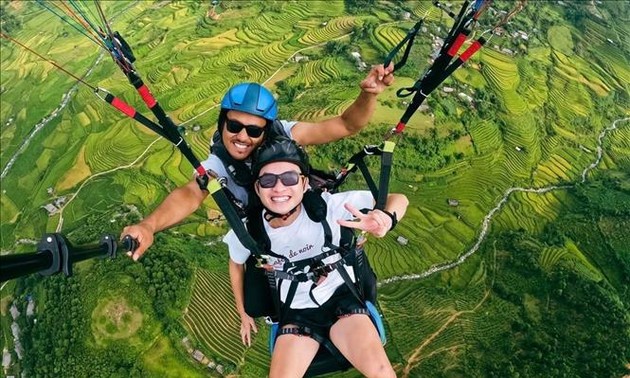 100 Piloten nehmen an Gleitschirm-Festival in Khau Pha teil