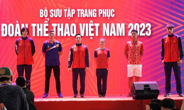 Präsentation von Trikots der vietnamesischen Sportgelegation bei SEA Games 32