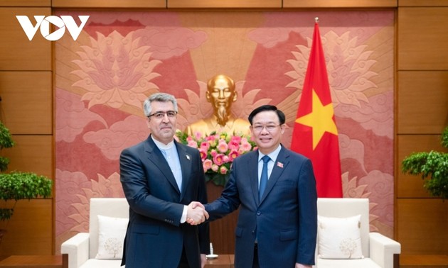 Parlamentspräsident Vuong Dinh Hue hat am Dienstag in Hanoi die Botschafter aus Indonesien und dem Iran empfangen. 