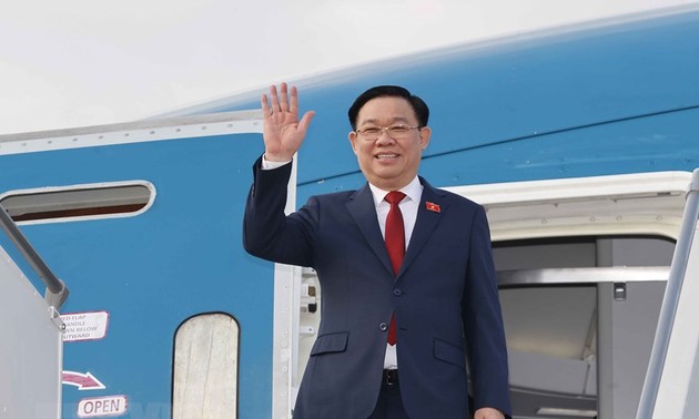 Parlamentspräsident Vuong Dinh Hue besucht den Iran