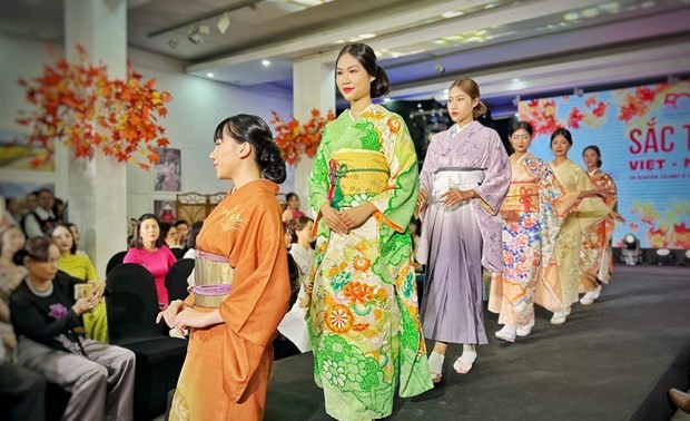 Herbstfarben Vietnams und Japans: Schönheit der traditionellen Trachten ehren