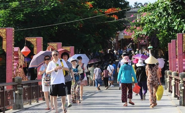 ແຂກທ່ອງທ່ຽວ ລາວ ມາຢ້ຽມຢາມ ຫວຽດນາມ ເພີ່ມຂຶ້ນຢ່າງແຮງ