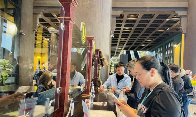 ກວາງ​ນິງ ໝູນ​ໃຊ້​ການ​ຄຸ້ມ​ຄອງ​ແຂກ​ທ່ອງ​ທ່ຽວ​ມາ​ທ່ຽວ​ອ່າວ ຮະ​ລອງ ດ້ວຍດີ​ຈີ​ຕອນ