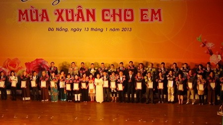 Celebran programa artístico en apoyo a víctimas de agente naranja/dioxina