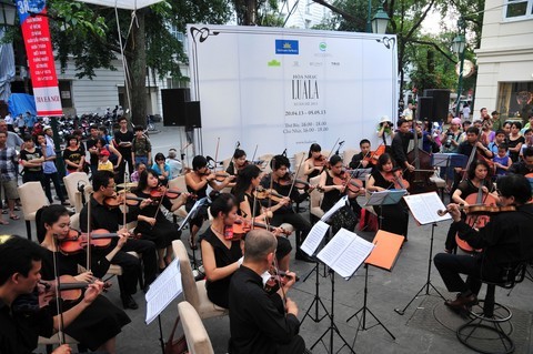 Concierto callejero: encuentro de las músicas tradicional y moderna