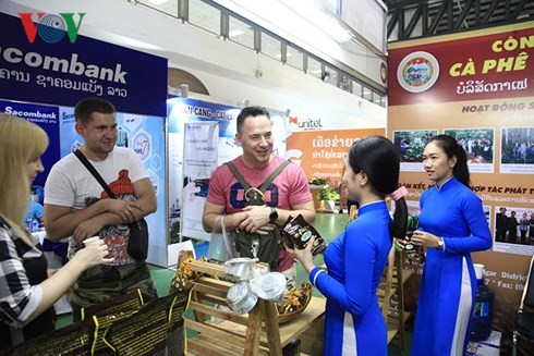 Vietnam y Laos buscan promover cooperación comercial