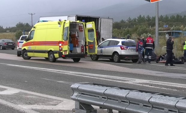 Encuentran a 41 migrantes vivos en el interior de un camión refrigerado en Grecia