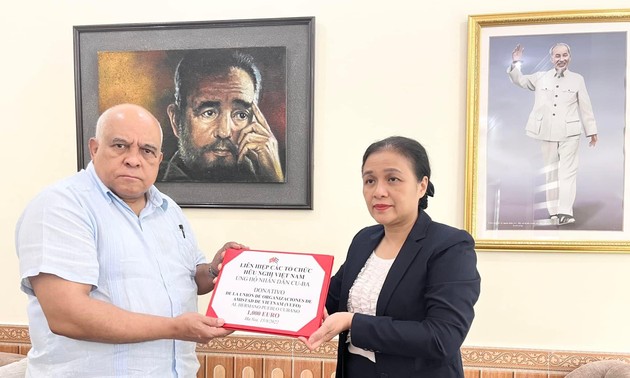 Unión de Organizaciones de Amistad de Vietnam entrega donación para apoyar al pueblo cubano