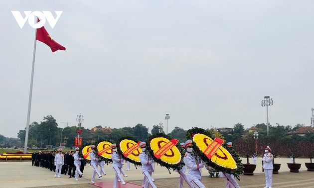 Dirigentes del Partido y Estado rinden homenaje al presidente Ho Chi Minh