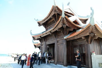 Monjes vietnamitas viajan a Truong Sa para atender trabajos budistas