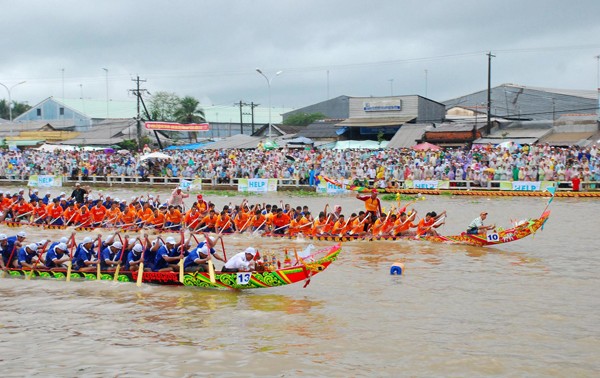 Competición tradicional de remo de los Khmers en Sóc Trang