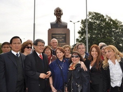 Inauguran estatua de Ho Chi Minh en Buenos Aires