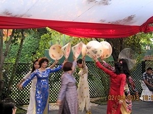 Residentes vietnamitas en el exterior celebran Fiesta Tradicional