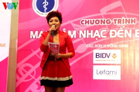 La cantante Thái Thùy Linh y el proyecto: “llevar música al hospital”