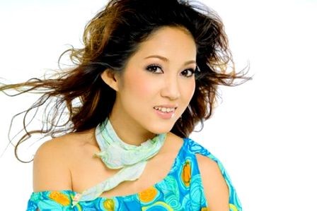 Thanh Thuy - cantante y oficial del Ejército 