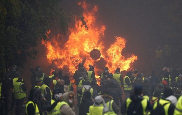 Fuel supplies, schools in Paris disrupted by “Yellow Vest” protests 