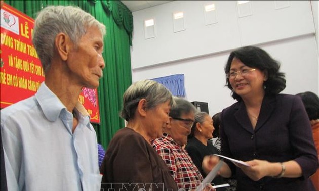 Vice President presents Tet gifts to disadvantaged people