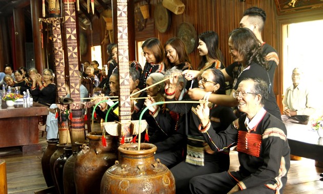 에데 (Ê Đê) 소수민족의 경로 문화, 건강 경축식